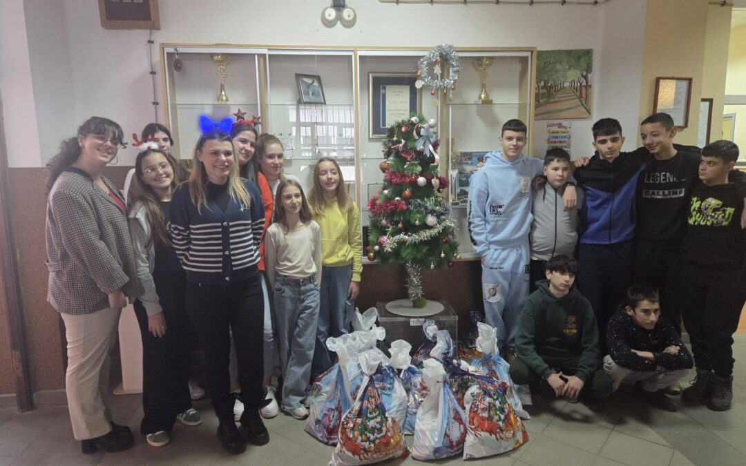 Подела новогодишњих пакетића у нашој школи